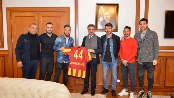 Futbolcular Vali Baruş'u ziyaret etti